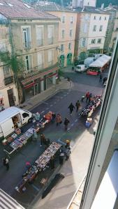 Luftblick auf eine Straße mit Ständen in einer Stadt in der Unterkunft Lodève Oasis in Lodève