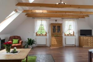 sala de estar con paredes blancas y suelo de madera. en Hotel Pavlov en Pavlov