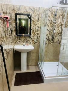 La salle de bains est pourvue d'un lavabo et d'une douche. dans l'établissement Udara Guest - Yala Safari, à Yala