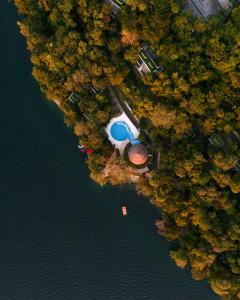 una vista aérea de un lago con una tienda y árboles en Bolontiku Boutique Hotel & Spa en Flores