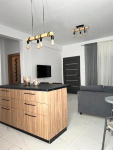 een keuken en een woonkamer met een aanrecht en een bank bij (L.I.H.8) Luxury Industrial House 8 in Nea Paphos
