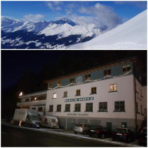 un edificio con coches estacionados frente a una montaña en Haus Hotz Apart Talblick, en Grins