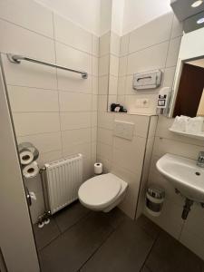 Koupelna v ubytování M&M Hotel - Seevetal + 15 fotografií
