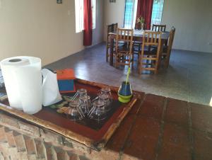 una habitación con una mesa con una vela y algunas tazas en Casa de campo Sempiterno en Maipú