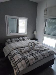 Un pat sau paturi într-o cameră la Studio avraham
