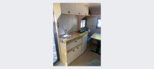eine kleine Küche in einem Wohnwagen mit Spüle in der Unterkunft Yol Glamping in Kayakoy