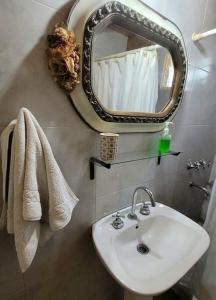 baño con lavabo y espejo en la pared en La Baguala del Candil, Casa Rural, Pileta y Parque en Solís