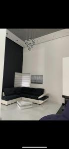 un salon avec un canapé et une table dans l'établissement Villa White Pearl in Slivno, à Slivno