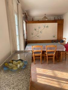 a kitchen with a table and chairs with a bowl of fruit at Casa Laura in Zoagli