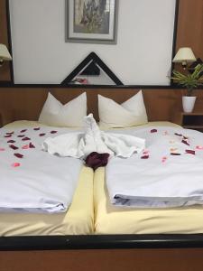 Postel nebo postele na pokoji v ubytování Berghotel Steiger - Erzgebirge