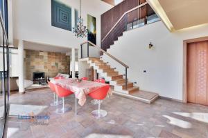 a dining room with a table and red chairs at Vivienda Vacacional Casa Erizo adults only in Nazaret