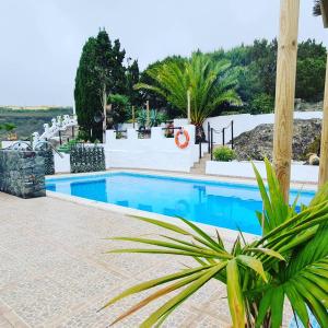 a swimming pool in a resort with palm trees at GRAN CANARIA LA FINCA DE CARMELITA Y BARTOLITO in Las Palmas de Gran Canaria