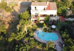 Basen w obiekcie Petit coin de paradis, vue panoramique mer &montagne, piscine privée... lub w pobliżu