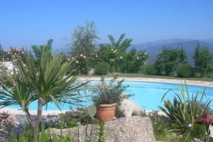 Basen w obiekcie Petit coin de paradis, vue panoramique mer &montagne, piscine privée... lub w pobliżu