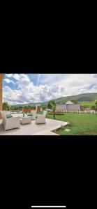 - un ensemble de canapés blancs assis sur une terrasse dans l'établissement Villa White Pearl in Slivno, à Slivno