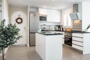 Kuchyňa alebo kuchynka v ubytovaní RDM9- Modern family apartment in Riviera del Mar