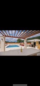 une photo d'une piscine avec toit dans l'établissement Villa White Pearl in Slivno, à Slivno