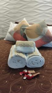 een paar handdoeken en een paar slippers op een bed bij Pousada Bella Vista - Vale dos Vinhedos in Bento Gonçalves