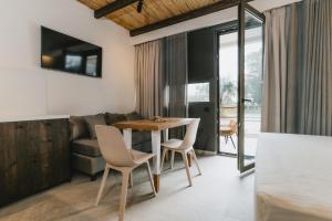 カナリにあるSuite Homes - Fine Living , Prevezaのリビングルーム(テーブル、椅子、ソファ付)