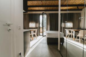 カナリにあるSuite Homes - Fine Living , Prevezaのベッドルーム1室(ベッド1台、テーブル、椅子付)