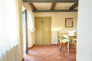 a kitchen and dining room with a table and chairs at Villa Garibaldino in Podenzana