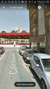 un grupo de coches estacionados al lado de una calle en TOMMY ROOMS, en Alicante