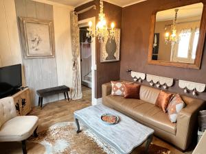 salon z kanapą i stołem w obiekcie Location à Trouville sur mer w mieście Trouville-sur-Mer