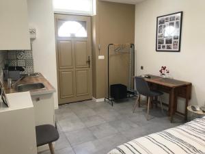 Kuchyňa alebo kuchynka v ubytovaní Studette de 17m2 avec parking privé gratuit Climatisation et petite cuisine