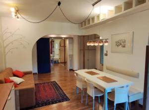 eine Küche und ein Wohnzimmer mit einem Tisch und Stühlen in der Unterkunft Casa Fe in Triest