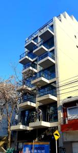 un edificio alto con balcones a un lado. en Palermo Scent 2 en Buenos Aires
