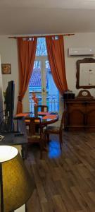 佩澤納斯的住宿－Au QUATRE, 2em étage centre historique，客厅设有桌子和大窗户