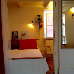 a bedroom with a bed and a window at westcoast-Speicher in Friedrichstadt