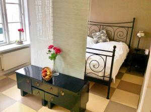 een slaapkamer met een bed en een tafel met een fruitschaal bij westcoast-Speicher in Friedrichstadt