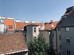 einen Blick auf eine Gruppe von Gebäuden mit Dächern in der Unterkunft Zentrum: Prater, Messe, WU in Wien