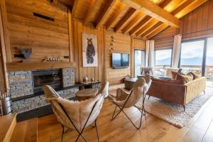 Televízia a/alebo spoločenská miestnosť v ubytovaní Chalet Luxe spacieux, Piscine chauffée, vue lac et montagnes, proximité immédiate pistes