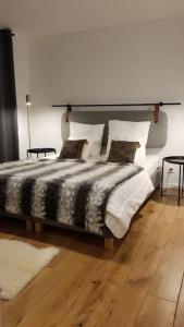 Posteľ alebo postele v izbe v ubytovaní Chalet Luxe spacieux, Piscine chauffée, vue lac et montagnes, proximité immédiate pistes