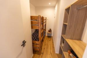 Posteľ alebo postele v izbe v ubytovaní Chalet Luxe spacieux, Piscine chauffée, vue lac et montagnes, proximité immédiate pistes