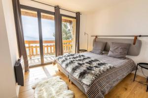 Posteľ alebo postele v izbe v ubytovaní Chalet Luxe spacieux, Piscine chauffée, vue lac et montagnes, proximité immédiate pistes