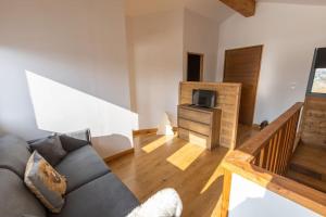 Televízia a/alebo spoločenská miestnosť v ubytovaní Chalet Luxe spacieux, Piscine chauffée, vue lac et montagnes, proximité immédiate pistes