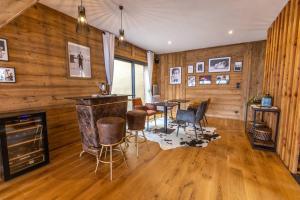 Kuchyňa alebo kuchynka v ubytovaní Chalet Luxe spacieux, Piscine chauffée, vue lac et montagnes, proximité immédiate pistes
