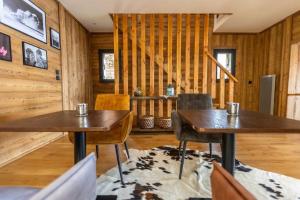 Posedenie v ubytovaní Chalet Luxe spacieux, Piscine chauffée, vue lac et montagnes, proximité immédiate pistes