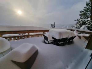 Chalet Luxe spacieux, Piscine chauffée, vue lac et montagnes, proximité immédiate pistes v zime