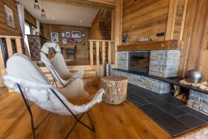 Kuchyňa alebo kuchynka v ubytovaní Chalet Luxe spacieux, Piscine chauffée, vue lac et montagnes, proximité immédiate pistes