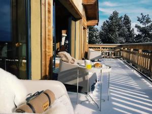 Balkón alebo terasa v ubytovaní Chalet Luxe spacieux, Piscine chauffée, vue lac et montagnes, proximité immédiate pistes