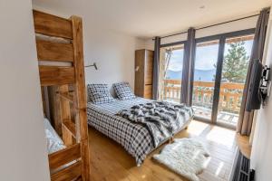 Posteľ alebo postele v izbe v ubytovaní Chalet Luxe spacieux, Piscine chauffée, vue lac et montagnes, proximité immédiate pistes + 37 fotografií