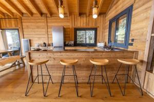 Kuchyňa alebo kuchynka v ubytovaní Chalet Luxe spacieux, Piscine chauffée, vue lac et montagnes, proximité immédiate pistes