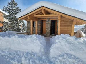 Chalet Luxe spacieux, Piscine chauffée, vue lac et montagnes, proximité immédiate pistes v zime