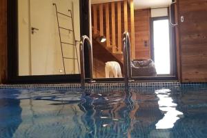 Bazén v ubytovaní Chalet Luxe spacieux, Piscine chauffée, vue lac et montagnes, proximité immédiate pistes alebo v jeho blízkosti