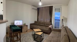 Apartman Ajs tesisinde bir oturma alanı