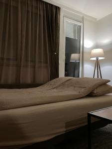 Apartman Ajs tesisinde bir odada yatak veya yataklar